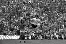 Sie können sich ein stück des besten stürmer aller zeiten. Gerd Muller Wird 75 Triumph Und Tragik Eines Goalgetters