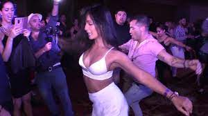 How many steps to learn to dance salsa are necessary to dance to an entire song? Emily Alabi Oliver Pineda Social Salsa Dancing 2019 Vegas Salsa Congress Youtube
