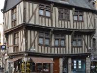 Manoir Guingamp Il Reste Peu De Chose Du Monastere Du Xiie Siecle Victime Des Guerres Des Pillages Et Des Incendies Le Manoir Maison France Chateau France