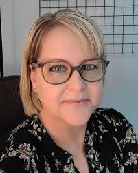 Vicki Howe's Instagram, Twitter & Facebook