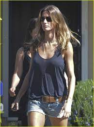 Gisele Budchen Is Wedding Ring Less Gisele Bundchen Gisele Bundchen Style Beautiful Models