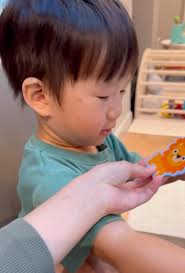 幫小QQ戴上我的帽子，結果她給我這個表情..... 這頂帽子是有多難看嗎XDDD？