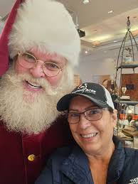 Came across Santa Claus today in the city of la Brea while shopping, I  shared with him about FFF, he asked i answered his questions,lol, FF senior  doggies