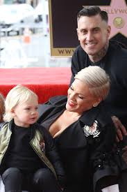 Her parents, judith moore (née kugel), a nurse, and jim moore, a. Pink Ehemann Carey Hart Uber Die Intensive Corona Infektion Gala De
