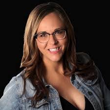 Lisa Molt's Instagram, Twitter & Facebook