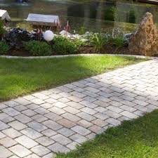 Steinweg Im Garten Aus Gelben Steinen In Muschelkalkoptik Und Gruene Wiese Steinweg Pflastersteine Vorgarten