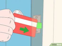 The path behind the house has no steps, however it is not very easy to open the garden gate. Turen Mit Einer Kreditkarte Offnen 8 Schritte Mit Bildern Wikihow