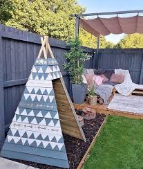 Kids Wood Teepee For Outdoors Outside Kid Play Ideas Kinderspielplatz Garten Diy Gartenprojekte Hinterhof Spielplatz