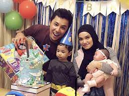 Mohd syamsul mohd yusof (lahir 21 mei 1984) ialah seorang pelakon, pengarah, penerbit, penyanyi dan komposer malaysia. Awak Begitu Istimewa Puteri Sarah