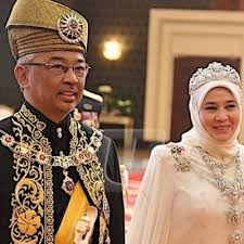 Ke bawah duli yang maha mulia. Agong Terima 29 Kek Sempena Hari Keputeraan Bernama