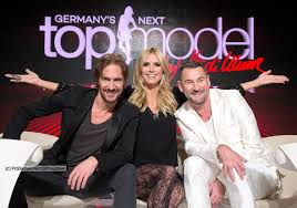 Sie ist jung, attraktiv und hat rotgefärbte haare. Heidi Klum United Charity Auktionen Fur Kinder In Not