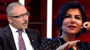 Londra'da doğan sedef kabaş özel dost lisesi ve 1992 yılında boğaziçi üniversitesi uluslararası ilişkiler bölümünden mezun oldu. Hurriyet Yazari Selvi Den Gazeteci Sedef Kabas A Bunlar Tarafsiz Gazeteci Ya Bir De Tarafli Gazeteci Olsalar Ne Yaparlardi Acaba Yeni Istiklal