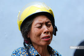 Người dân thắp hương tưởng nhớ các nạn nhân trong vụ cháy chung cư mini