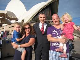 Zusammen sei man in dieser „unberechenbaren welt stärker und sicherer. Jens Stoltenberg Hyggelig Mote Med Familien Gillesen Fra Vinterbro Utenfor Operaen I Sydney Pappa Kjell Erik Mamma Elin Og Barna Helmine Og Nikolai Skal Oppleve Hele Verden Pa Ett Ar Les Familiens