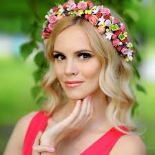 In this guide, you will learn how to grow, style, and care for men's long hair as well as our recommended styles and men's long hair history 20 Hairstyles With Headbands For Casual And Festive Looks