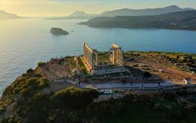 Στο ομορφότερο σημείο της ευρώπης , στο ακρωτήριο του σουνίου , εκεί που άλλοτε οι αρχαίοι έλληνες λάτρευαν τον θεό της θάλασσας , ποσειδώνα , βρίσκεται το πολυτελές ξενοδοχείο αιγαίον.πλήρως εναρμονισμένο με το φυσικό περιβάλλον της περιοχής , με λιτές γραμμές και ζεστά. Soynio Filan8rwpikh Epidei3h Ston Nao Toy Poseidwna