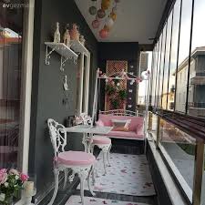 Eng Und Lang Kurz Gesagt Ein Kleiner Balkon Das Schicksal Eines Kleinen Tisches Trend Nb Kleiner Balkon Balkonentwurf Kleine Balkone