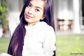 Nina Lee's Instagram, Twitter & Facebook