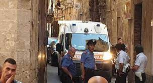 Dieci giovani sono rimasti feriti, nessuno sarebbe in gravi condizioni, in una sparatoria avvenuta la notte scorsa nel discopub yachting club di. Taranto Sparatoria In Pieno Giorno Fra I Vicoli Della Citta Vecchia Un Ferito