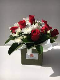 Make Your Dear Ones Feel Loved With A Bunch Of Red Roses And White Chrysanthemum In A Cute Handle Cheap Flower Delivery White Chrysanthemum Flower Delivery