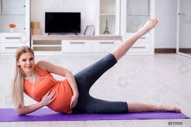 Для людей, увлекающихся танцами или художественной для людей, которые отдают предпочтение домашним тренировкам, подойдет фотосессия в. Beremennaya Zhenshina Zanimayushayasya Sportom Doma Stokovoe Foto Crushpixel