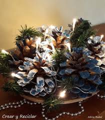 Queremos que los centros de mesa navideños caseros se lleven este año todo el protagonismo de nuestra decoración de navidad. Centro De Mesa De Navidad Con Pinas De Pino Crear Y Reciclar