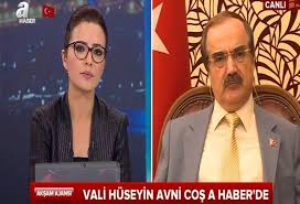 10 kasım atatürk 'ü anma törenlerinde adana valisi hüseyin avni coş, kendisine hakaret vatandaşa gösterdiği tepki ile gündemde yer alan adana valisi hüseyin avni coş, sakarya valiliği'ne getirildi. A Haber A Twitter Canli Vali Huseyin Avni Cos A Haber De Huseyinavnicos Banuel Https T Co Akynte8pkc
