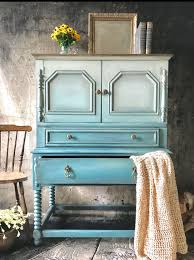 chalk painted tall dresser in annie sloan s chalk paints annie sloan annie sloan krijtverf kleuren bistro stoelen