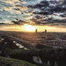 d en bas pratiquement personne ne le percoit d en haut les vues sont a couper le souffle a quelques pas bien sentis d une saone discrete mais bien presente