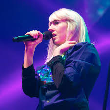 Hennes första singel hette dumpa mig och släpptes år 2006, tätt därpå släpptes nöjd?. Veronica Maggio Albums Songs Playlists Listen On Deezer