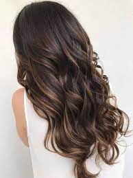 Stai pensando di schiarire un po' il tuo castano, . Come Schiarire I Capelli Tinti Con La Tecnica Degrade Centro Degrade Joelle