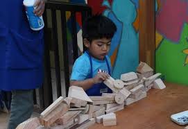 Son juegos divertidos y didácticos dirigidos a estimular la creatividad y dar rienda suelta a la imaginación de los niños de entre 0 y 4 años, aunque son tan. En Este Jardin Infantil Se Trabajan Las Emociones Y La Motricidad Con Un Taller De Carpinteria Elige Educar
