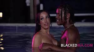 Curvy MILF Does BBC In The Pool - XNXX.COM