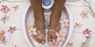 Bien sécher les pieds sans oublier l'espace entre les orteils ! Bain De Pieds Quel Appareil De Balneotherapie Choisir Darty Vous