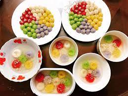 Nếu không mua được bột sẵn, bạn tự chuẩn bị 300g bột nếp cho cả phần bánh trôi, bánh chay, 150ml nước ấm tầm khoảng 50 độ c, nửa thìa nhỏ muối. Nhá»¯ng Ä'Ä©a Banh Troi Banh Chay NgÅ© Sáº¯c Báº¯t Máº¯t ThÆ¡m Ngon Ngay Táº¿t Han Thá»±c Viá»‡t Nam Má»›i
