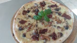 Preparazione delle tagliatelle con funghi e pomodorini. Pizza Con Mozzarella Funghi Trifolati E Pomodori Secchi Silvio Cicchi