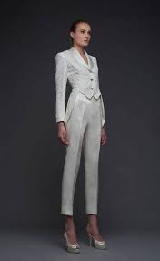 Im büro werden sie ganz klassisch zu pumps und weißer bluse getragen. Die Schonsten Hosen Fur Die Braut Uberraschen Sie Mit Einem Modernen Look Hosenanzug Braut Hosenanzug Damen Hochzeit Kleider