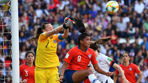 La arquera chilena christiane endler, capitana de la selección chilena femenina, es conocida en todo el mundo. Le Hicieron Tres Goles Pero Fue Elegida La Figura Del Partido El Insolito Caso De Christiane Endler La Arquera De Chile Infobae