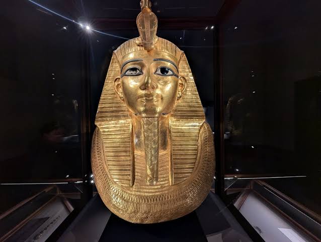 Gambar gratis: Topeng Tutankhamun, topeng pemakaman emas firaun Mesir kuno  yang terkenal dari dinasti ke-18.
