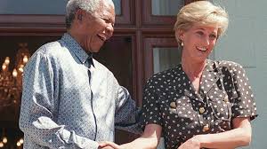 Dezember 2013 in johannesburg), in südafrika häufig mit dem traditionellen clannamen madiba bezeichnet, oft auch tata genannt (isixhosa für vater), initiationsname dalibunga, war ein führender südafrikanischer aktivist und politiker im jahrzehnte andauernden widerstand gegen die. Mandela Erbe Fur Familie Geliebte Mitarbeiter Promiflash De