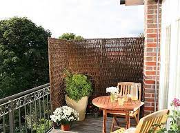 Seitenwandmarkise ohne bohren ersparen den mühsamen einsatz der bohrmaschine auf dem balkon oder der terrasse einen sichtschutz in form einer markise anzubringen ist für mieter mitunter mit schwierigkeiten verbunden. Sichtschutz Fur Den Balkon Das Schutzt Vor Fremden Blicken Kleiner Balkon Garten Balkon Sichtschutz Balkon Holz