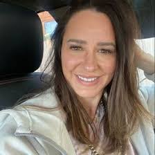 Lara Dyer's Instagram, Twitter & Facebook