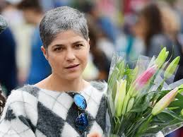Selma blair describes the moment she received her multiple sclerosis diagnosis. Selma Blair Dyed Her Hair For The First Time Since It Grew Back Photo Allure