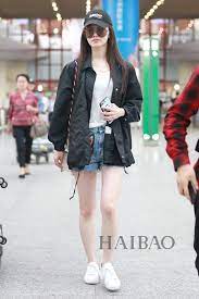 宋轶2018年5月17日北京机场街拍 身着华伦天奴 valentino 黑色外套 搭配古驰 gucci 牛仔短裤 肩背同品牌包包 戴巴黎世家 balenciaga 鸭舌帽 korean