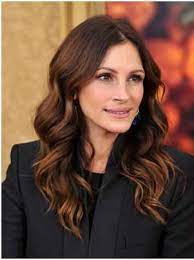 25 Best Long Hairstyles For Women Over 40 Dark Auburn Hair Julia Roberts Hair Auburn Balayage