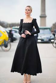 Vuoi vedere vestito nero 2019? Come Abbinare Un Abito Nero Foto Nanopress Donna