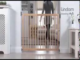 Barriere De Securite De Porte En Bois Extensible De Lindam Youtube