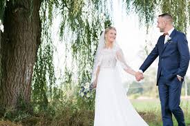 Jun 17, 2021 · mit diesen masken bedankten sich die näherinnen für die über 200 brautkleider, die im familienzentrum seit 2018 für die frauen in kenia gesammelt werden. Hochzeit Von Andrea Und Stefan In Weiden Hochzeitsfotografen Oberpfalz