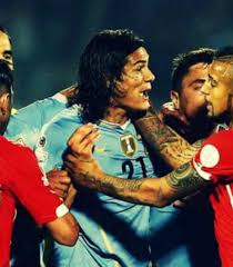 Mientras caminaban juntos hacia el túnel —y luego de que el delantero uruguayo edinson cavani se cruzara para saludar a vidal— ambos uno de los episodios más emblemáticos de la enemistad entre fanáticos y jugadores había sido el entredicho entre cavani y el defensor chileno gonzalo jara, que. Gonzalo Jara Stuck His Finger Up Edinson Cavani S Butt And Cavani Got Sent Off The18