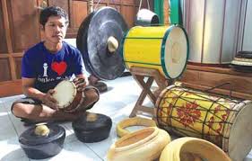 Alat musik rebana hadroh kualitas super dengan model jepara ini terbuat dari kayu mahoni/mangga dengan kualitas terbaik dan juga dengan kulit lembu/kambing pilihan, selain itu juga ada 3 pasang kecrik yang terbuat dari kuningan asli. Alat Musik Hadrah Di Kedungliwung